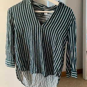 Skjorta - En grön vit randig skjorta i storlek 34 från hm 
