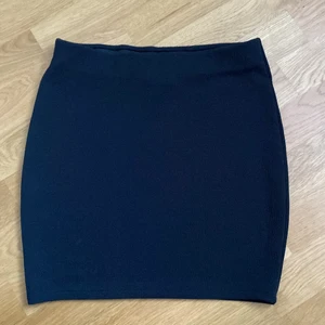 Kjol  - Svart kjol som ger en fin passform. Materialet är stretchigt samt uppe vid midjan finns det resårband. Använts 5 gånger  