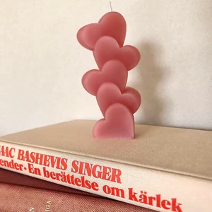Hearts On Hearts 💕  - Alla förtjänar kärlek, en perfekt present till någon du tycker om! 🥰  (Doft: 12kr extra, dofter att välja mellan: Ocean, Cotton Candy, Rosor, Kanel & Nytvättat) 
