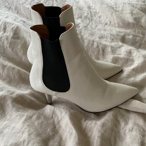 Klackar från ZARA. Stl 36  - Klackar från ZARA, använda vid ett tillfälle. Nypris ca 500kr.