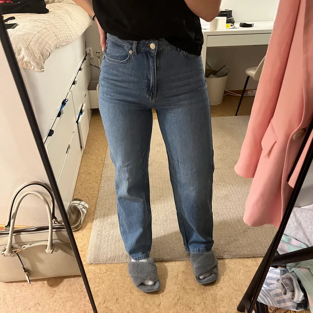 Säljer dessa blå jeans från NA-KD, de är i storlek 38 men råkade krympa de så skulle säga att de passar någon som har S eller på gränsen till M💕💕 säljs för 80 +frakt❤️❤️ . Jeans & Byxor.