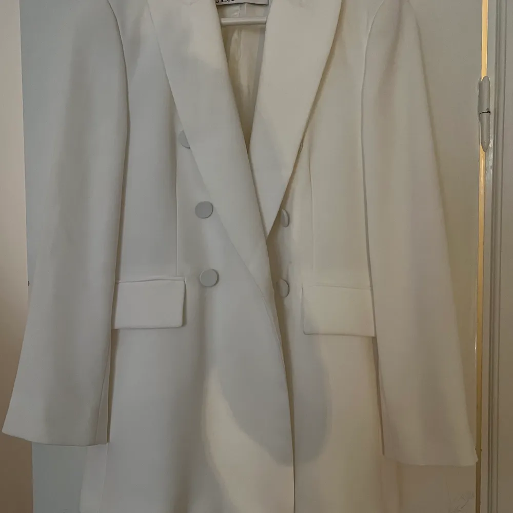 En superfin vit kostym från Zara, kavajen är i storlek s och byxorna xs. Jag är 168 cm och byxorna sitter ”långt” modellen på byxorna är bootcut. . Övrigt.