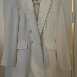 Vit kostym  - En superfin vit kostym från Zara, kavajen är i storlek s och byxorna xs. Jag är 168 cm och byxorna sitter ”långt” modellen på byxorna är bootcut. 