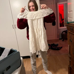 Sommar klänning - Säljer denna fina sommar klänningen♥️ Använt 1 gång på en skolavslutning 2017?💘 Fint skick Inge märken eller något♥️ Skriv om intresse eller frågor 💘