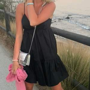 INTRESSEKOLL, på denna svarta sjukt fina klänning från zara❤️ Helt slutsåld och väldigt eftertraktad💓💓Perfekt till sommarn, storlek S❤️🙌🏼 Endast använd 2 gånger o är i nyskick!! (Lånade bilder)