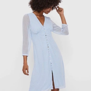 Klänning - Jättefin blå blommig klänning från vero moda!! Storlek M🥰