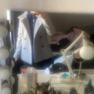 Grå super fin jacka - Säljer denna gråa kappa super fin