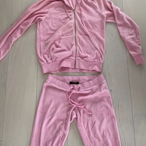 Juicy couture dress - Köpt här ifrån plick men för kort i benen, jag är runt 165. Strl XS men passar XXS oxå. Man får hela dressen, det är fickor där bak på byxan. Ni står för frakt