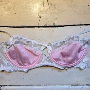 Romantisk bh - Romantisk och söt ljusrosa bh i glansigt syntetmaterial. Spets i kanterna. Har bygel men ingen padding. Den sitter faktiskt väldigt bekvämt och jag tycker mycket om den men den passar inte längre. Inte bh-storlekar då tyget är relativt stretchigt men jag tror att den skulle passa bäst på någon som har A eller B-kupa vanligtvis. Använd ett fåtal gånger men den är i felfritt skick 💗