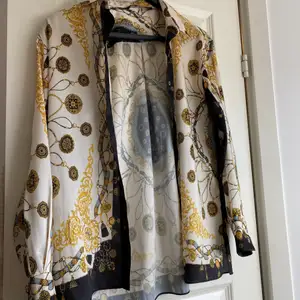 En skjorta i satin liknande material, påminner om Versace men är från Zara 🥰 från dam i storlek XS men tbh så är den oversize och kan kanske även passa herr 