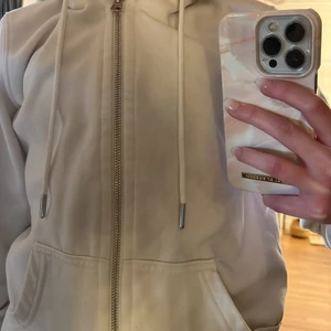 Huvtröja med dragkedja! - Plagget är i storlek XS/160. Skicket är jättebra, den är använd 1 gång. Den sitter bra på mig och jag brukar ha XS i tröjor. Jag säljer den för att jag inte gillar den. Köpte den för 1 år sedan ungefär. Pris kan diskuteras!