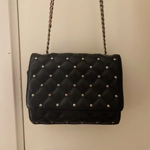 Väska med nitar - Säljer min svarta väska med kedja och nitar från hm💖😇 kedjan går även att göra kortare💖