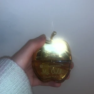 Parfym - Säljer denna parfym som luktar fantastiskt. Det är inget fel på den. Säjer den bara för att den aldrig kommer komma till användning. OBS aldrig använd 