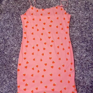 Jordgubbs klänning body - Helt oanvänd då det inte passar min kropps form. Samfrakt går bra skriv bara vilka plagg 