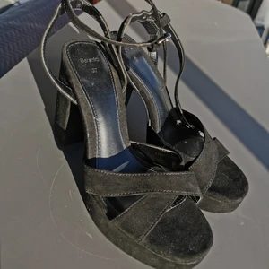 Svarta klackskor - Eleganta svarta klackskor med ankelrem! Använda max 2 gånger, de är så himla snygga men kommer inte till användning mer. Bred och stabil klack, lite platå. Snygga till jeans, klänning, skidbyxor, arbetskläder - you name it!