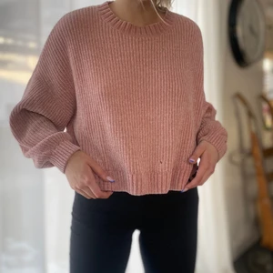 Mysig stickad tröja - Super skönt material. Har dock ett litet hål fram men går att sy ihop.