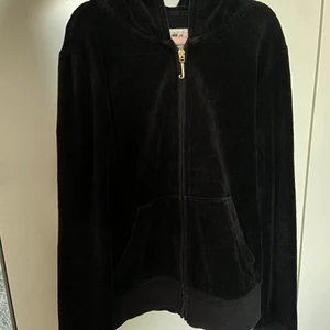 Juicy tröja med tryck  - Säljer denna då den inte kommer till användning.Finns små defekter som man inte tänker på,vet inte korrekta storlek men skulle tro xxs eller typ 12-13 år💕💕💕priset går att diskutera.