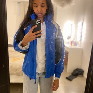 Säljer denna jacka! - Säljer denna blå jacka (köpt i london) från en thrift store💙🤍