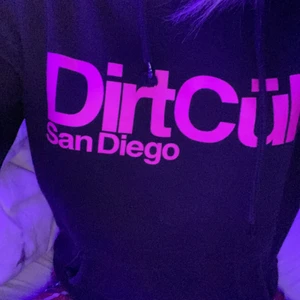 Dirtcult - Nästan oanvänd dirtcült hoodie:) säljs pga ingen användning då den inte är min stil längre+ liten. Inga fläckar eller sprickor i trycket eller någon skada på hoodin alls, kan skicka mer bilder på den. Nypris 600, 