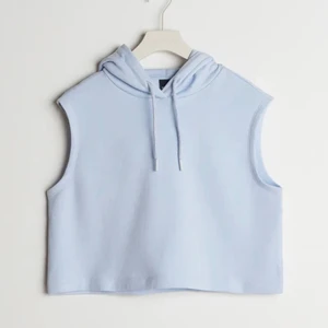 Gina Tricot ärmlös hoodie - Jättesöt hoodie som passar jättebra med en tshirt under, fin färg också och är slutsåld. säljer för att det inte riktigt är min stil längre