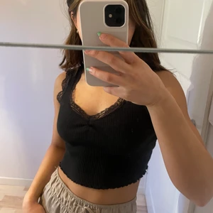 Svart linne med spets detaljer  - Svart linne med spets detaljer. Storlek xxs men är väldigt stretchiga så skulle säga att den passar upp till m. 