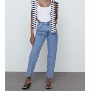 Mom jeans från zara  - Mom jeans från zara strl 32. Använda en gång så i nyskick. Slutsålda på hemsidan.