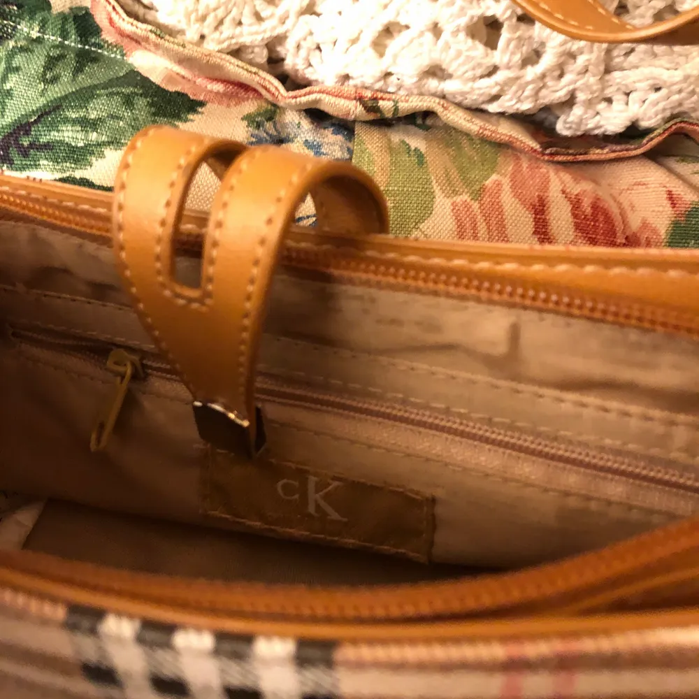  Burberry inspirerad väska med sitt rutiga mönster. Innuti väskan står det CK på taggen lite förvirrande men väldigt fin! . Accessoarer.