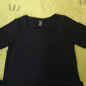 Lindex simple dress  - Jag köpte den men använde den aldrig.  Den är helt ny. Den är 83 cm lång 