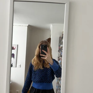 Blå stickad tröja i S - Stickad tröja i en superfin blå färg, passar jättebra med kjol! Frakt tillkommer om den ska postas men vet inte exakta pris för den just nu, hör av er för mer info💙💙