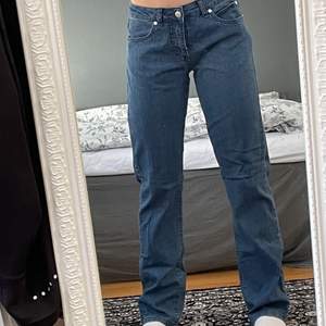Lowwaist vintage jeans i tunnare material, märket är Jonna B och storleken 36💕frakt tilkommer