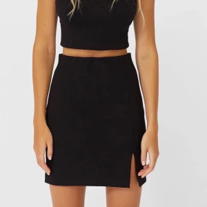 A-Linjekjol - En svart kjol med stretchigt och skönt material  men tyvärr som inte kommer till användning och aldrig blivit använd, köptes för 199 kr och säljer för 100 kr