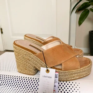 Nya espadrillos med klack i äkta mocka - Säljer helt nya espadrillos i brun mocka, jättefina och bekväma och en absolut sommarfavorit. Prislappen kvar och helt i nyskick. Kan mötas upp i Stockholm eller skicka varan via PostNord. ❣️