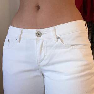 Mango basics, jeans white st38:) bootcut :)     📌Midjemått≈ 83cm 📌innerbenslängd≈ 82,5.              150kr