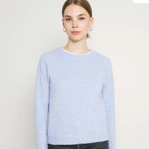 Stickat tröja (Vero Moda) - Tröja i nyskick, använd fåtal gånger (cirka 3-4). Säljer pågrund av att den inte kommit till användning riktigt.               Nypris 230kr men säljs för 100kr + frakt.