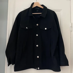 Skjortjacka - snygg skjortjacka med knappar!! perfekt till våren💕 inga defekter eller liknande, bra skick!