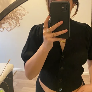 Stickad topp, zara - Kort ärmad topp från zara med lite puff i ärmarna, storlek S men passar även xs