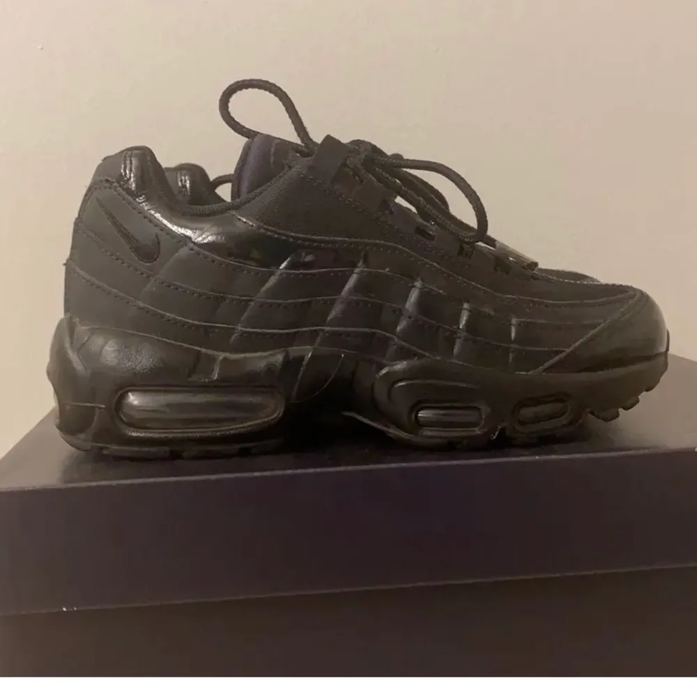 Svarta nike air max som är i bra skick! Kommer dessvärre inte till användning. Storlek 36. . Skor.