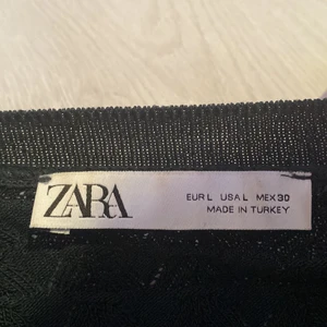 V Ringad väst - En jätte fin zara väst som är mörk grön med ett kamouflerat mönster,jag kan mötas upp i Täby eller Åkersberga eller skicka på posten men då står köparen för frakten❤️