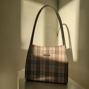 Burberry väska - Jättefin burberryväska köpt på second hand. I begagnat skick. Vet inte om den är äkta men jättefint gjort och ser inte billig ut. 