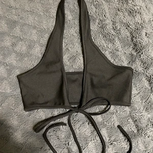 Topp - En svart topp! Helt oanvänd, säljer denna för den ej passar mig:)