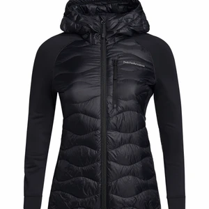 Peak performance jacka  - Sjukt snygg jacka , dock ett litet slags brännhål i ena fickan men det går o laga. Annars är den perfekt nu till våren , säljer för den är tyvärr för liten.