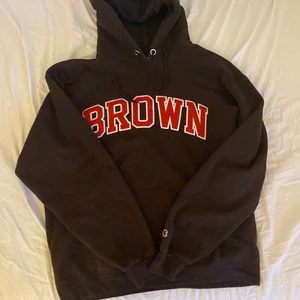 (Intressekoll) brun vintage hoodie - Säljer nu denna jättefina bruna hoodie av märket champion som jag köpte second hand! Perfekt nu till våren🧚🧚 ❗️mycket bra skick förutom att sömnen har gått av (se andra bild) men har limmat så det syns ej❗️❣️❣️köp direkt för 650 kr + frakt❣️❣️ står att det är storlek L men är mer som en m
