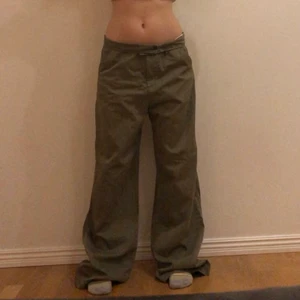 Our legacy byxor - Jättebaggy och superfin passform på dessa kakibyxor från our legacy! Långa på mig som är 160! Nypris 2000kr
