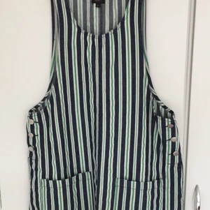 Hängslekjol - En jättefin höngslekjol i storlek 3, passar M-L. Köpt på Pop boutique. Köparen står för fraktkostnad 