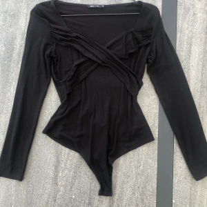 Svart Body Nelly storlek M - Svart body storlek M. Köpt på Nelly för 299kr☺️