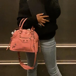 Balenciaga väska  - Tänkte göra en intressekoll på min Balenciaga liknande väska!⚡️ använt ett fåtal gånger så det är i fint skick! Säljer endast vid bra bud 