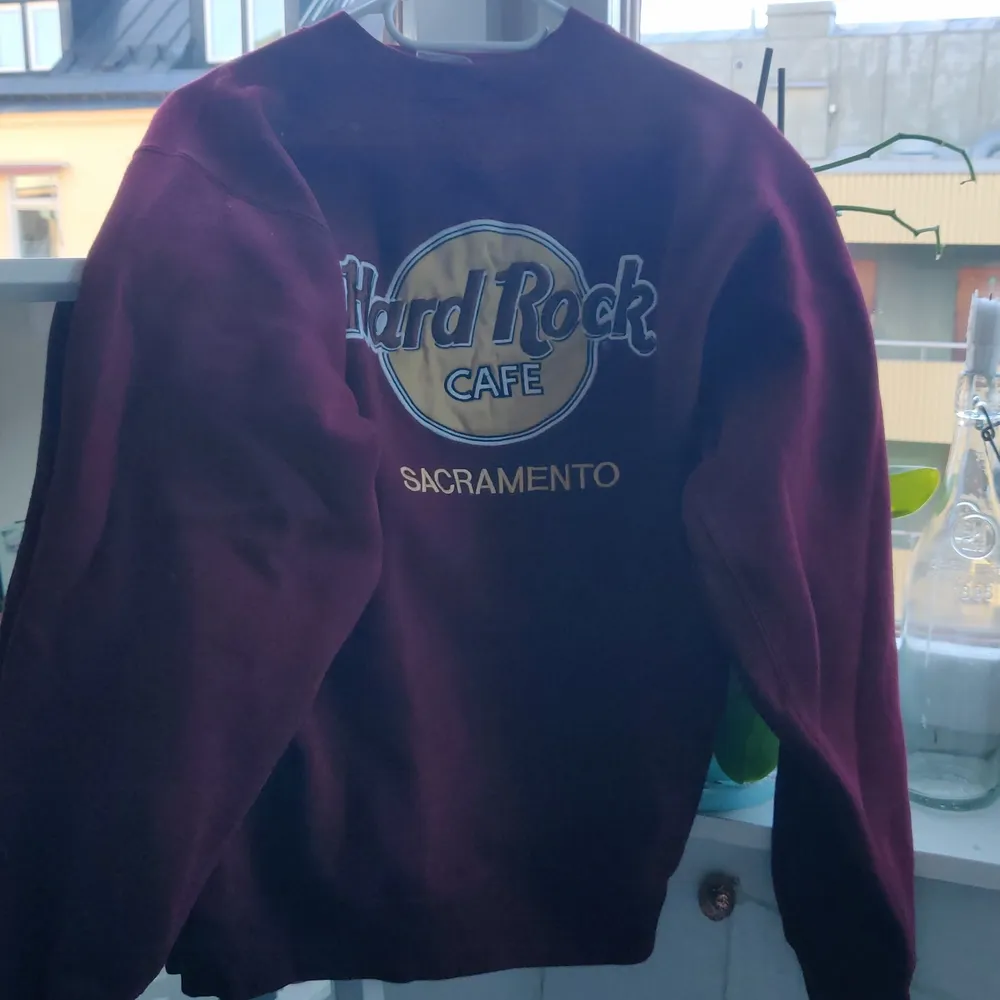 säljer denna collegetröja med hard rock cafe tryck!! den är ganska välanvänd och noprig men i övrigt bra skick :) då jag köpte i andrahand är jag osäker på storleken men skulle säga L/XL. passar superbra och är oversized på mig ♡. Tröjor & Koftor.