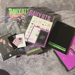 VILL SÄLJA - allt inkluderat förutom photocard ot7 set. snälla kolla weverse för att se allt som är inkluderat om du inte vet. du måste ha ett weverse konto för att kunna se på filmen, du får en kod som du scannar på weverse för att kolla. original priset var 918 kr, men av mig kan du köpa för 500 kr med spårbar frakt inkluderat.