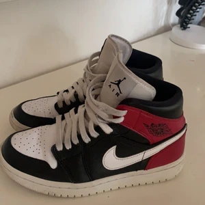 Jordan 1 Mid - Äkta! Använda men i bra skick, det som är slitet syns på bilderna. Köpta på nikes hemsida för 1200kr.                                Bud på 650kr+frakt!