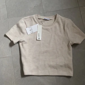 ZARATOPP - SLUTSÅLD TOPP FRÅN ZARA! Stl M, helt ny med lappar  kvar!  ”Stickad” passar XS/S/M! Buda i kommentarerna! 💗💗 frakt tillkommer! Bud på 210